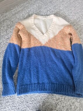 Soft Colorblock V-Neck Sweater in Cream, Peach & Blue